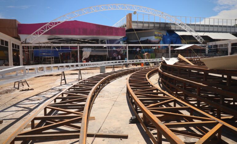 Instruye Abelina López Rodríguez a SDUOP instalación de armaduras del arco techo de mercado central