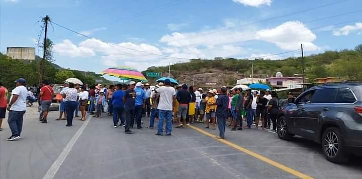 Bloquean habitantes de Mezcala carretera federal por desaparición de 4 pescadores en zona de grupo delictivo