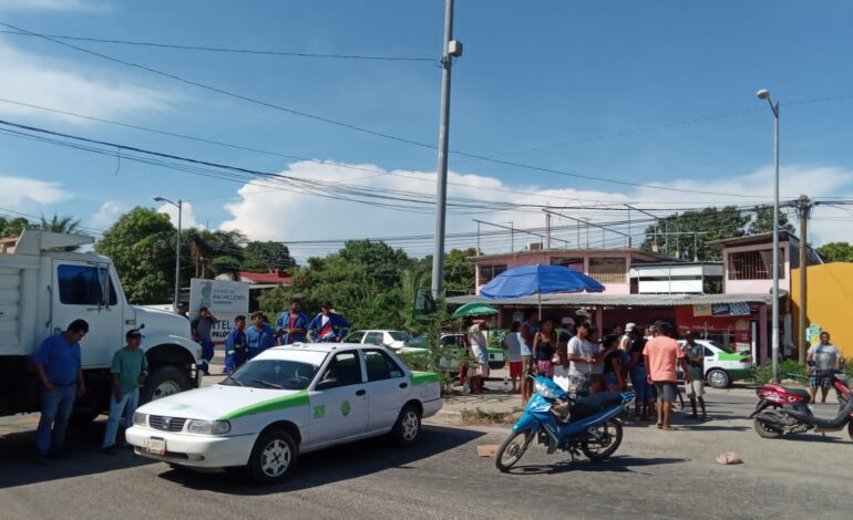 Colonos, taxistas y comerciantes bloquean la Acapulco-Pinotepa Nacional por privación ilegal de la libertad de carnicero