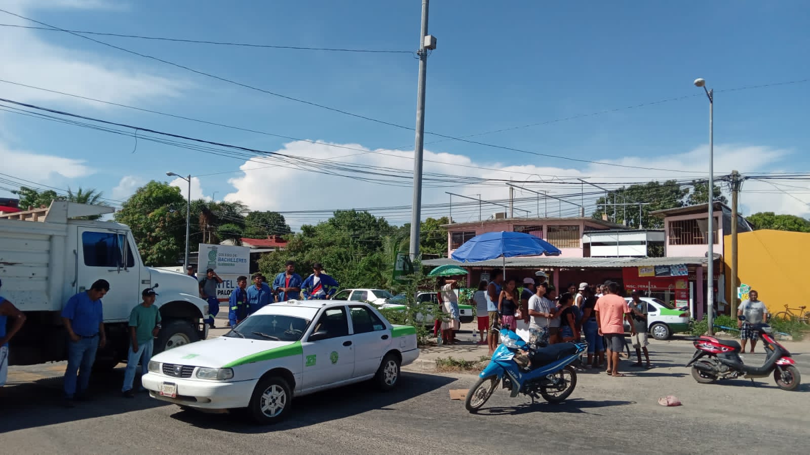 Colonos, taxistas y comerciantes bloquean la Acapulco-Pinotepa Nacional por privación ilegal de la libertad de carnicero