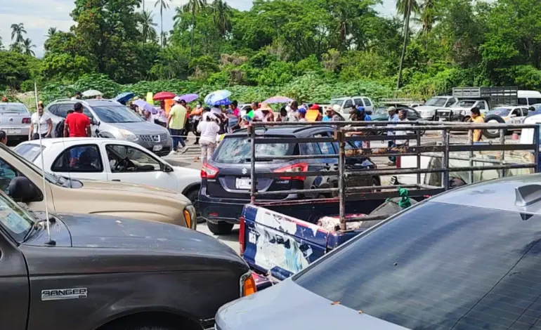 Pobladores bloquean Viaducto Metlapil en demanda de la presentación con vida de dos desaparecidos