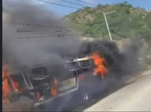 Delincuentes queman camión urbano en El Derrumbe, Acapulco