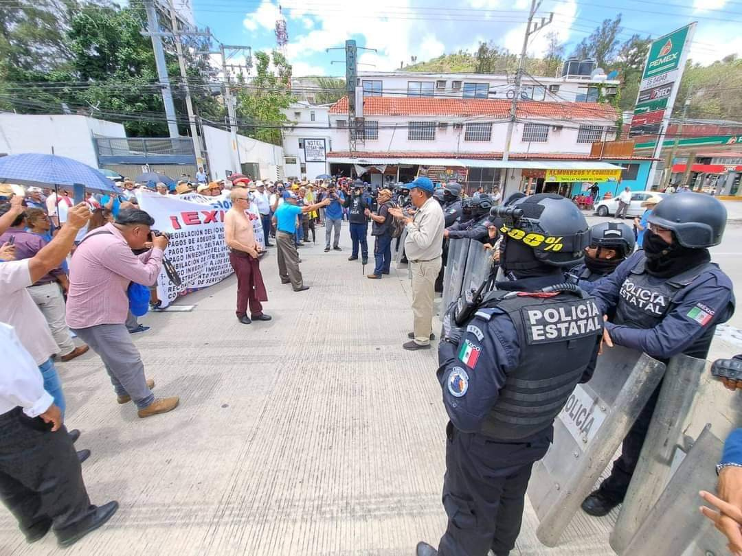 Jubilados y pensionados bloquean entradas a la Sede del Poder Ejecutivo y la Autopista del Sol