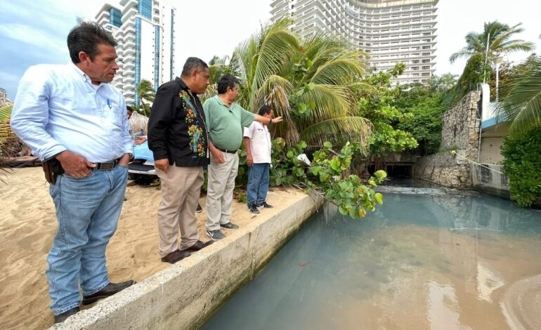 Gobierno de Abelina López Rodríguez supervisa desazolve en la Costera Miguel Alemán
