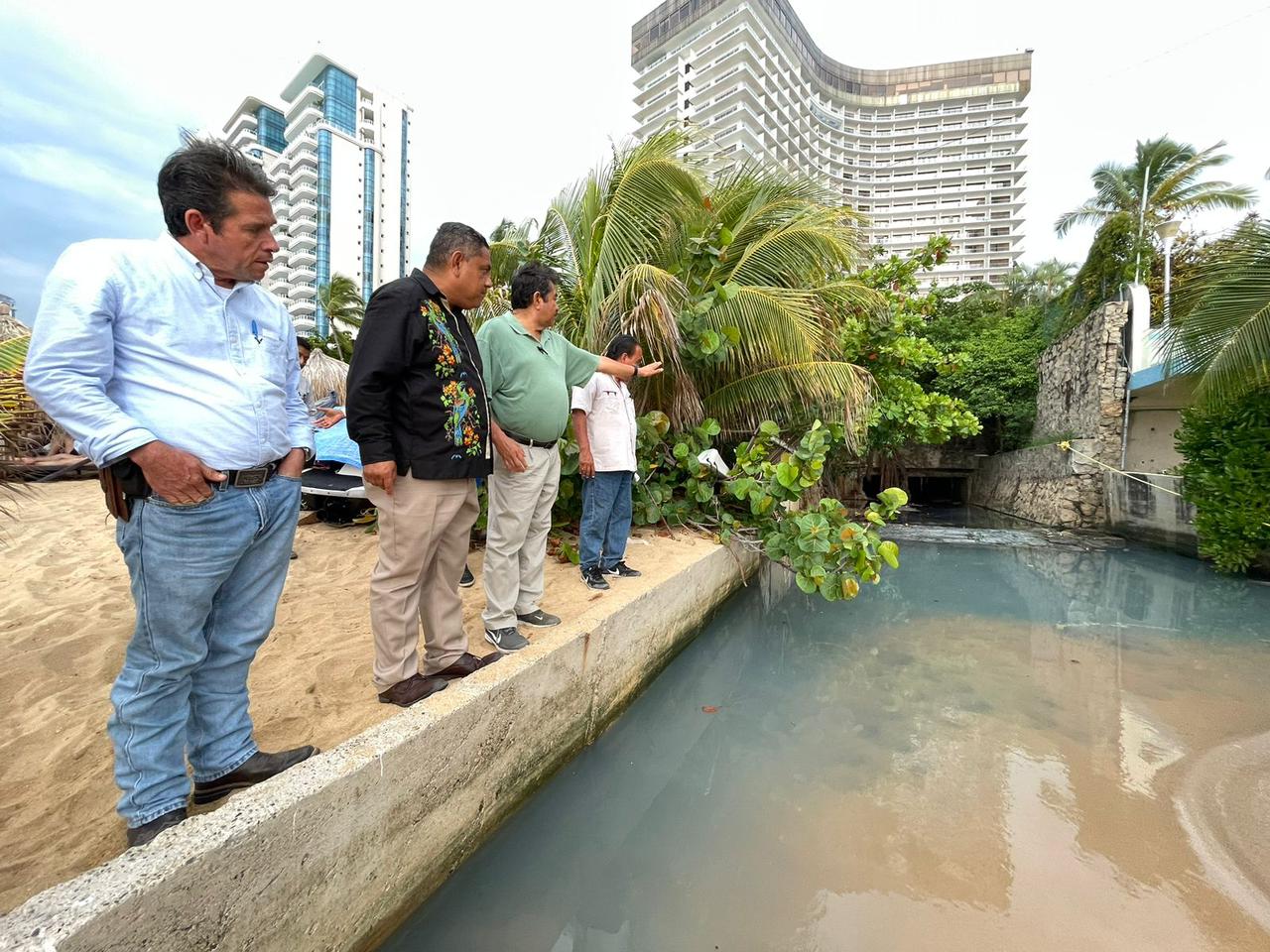 Gobierno de Abelina López Rodríguez supervisa desazolve en la Costera Miguel Alemán