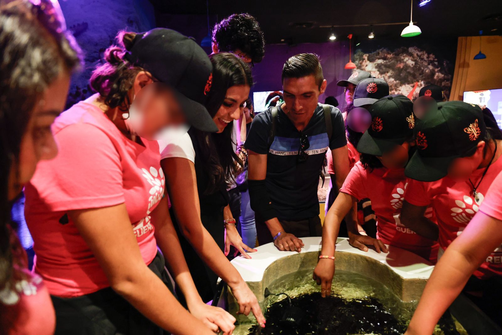 Visitan niñas y niños de la Casa Hogar el Acuario INBURSA