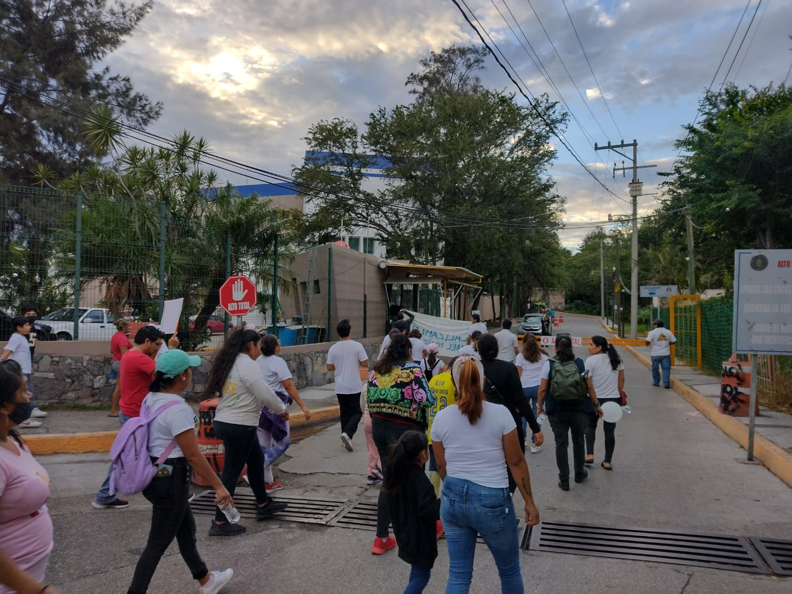 Familiares de joven desaparecido acuden a la Fiscalía de Guerrero a exigir información de su búsqueda