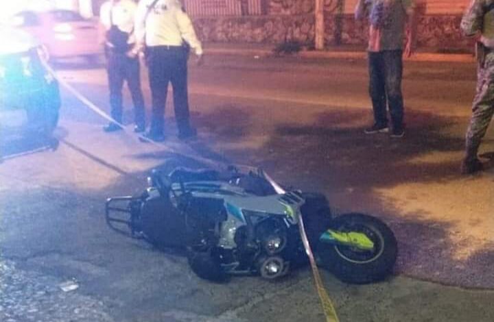 Pareja derrapa en su moto; él muere