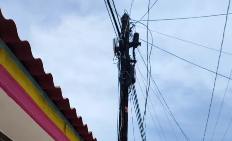 Le cae poste a hombre cuando caminaba sobre la carretera Acapulco-Pinotepa Nacional
