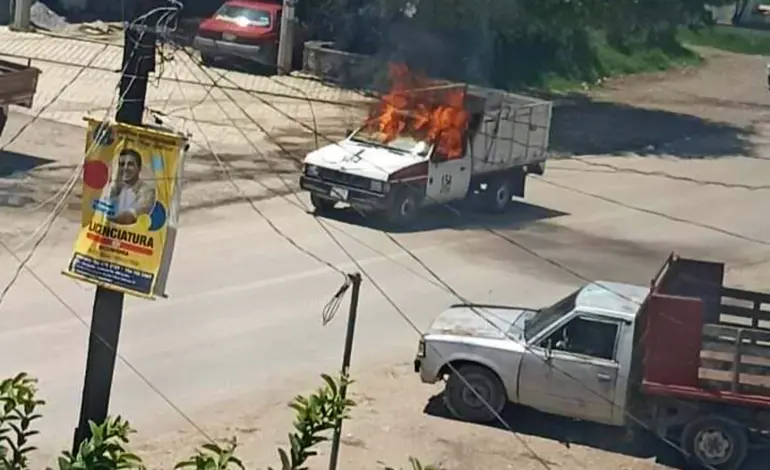 Homicidas queman taxi con el cuerpo del conductor dentro en Tixtla, Guerrero
