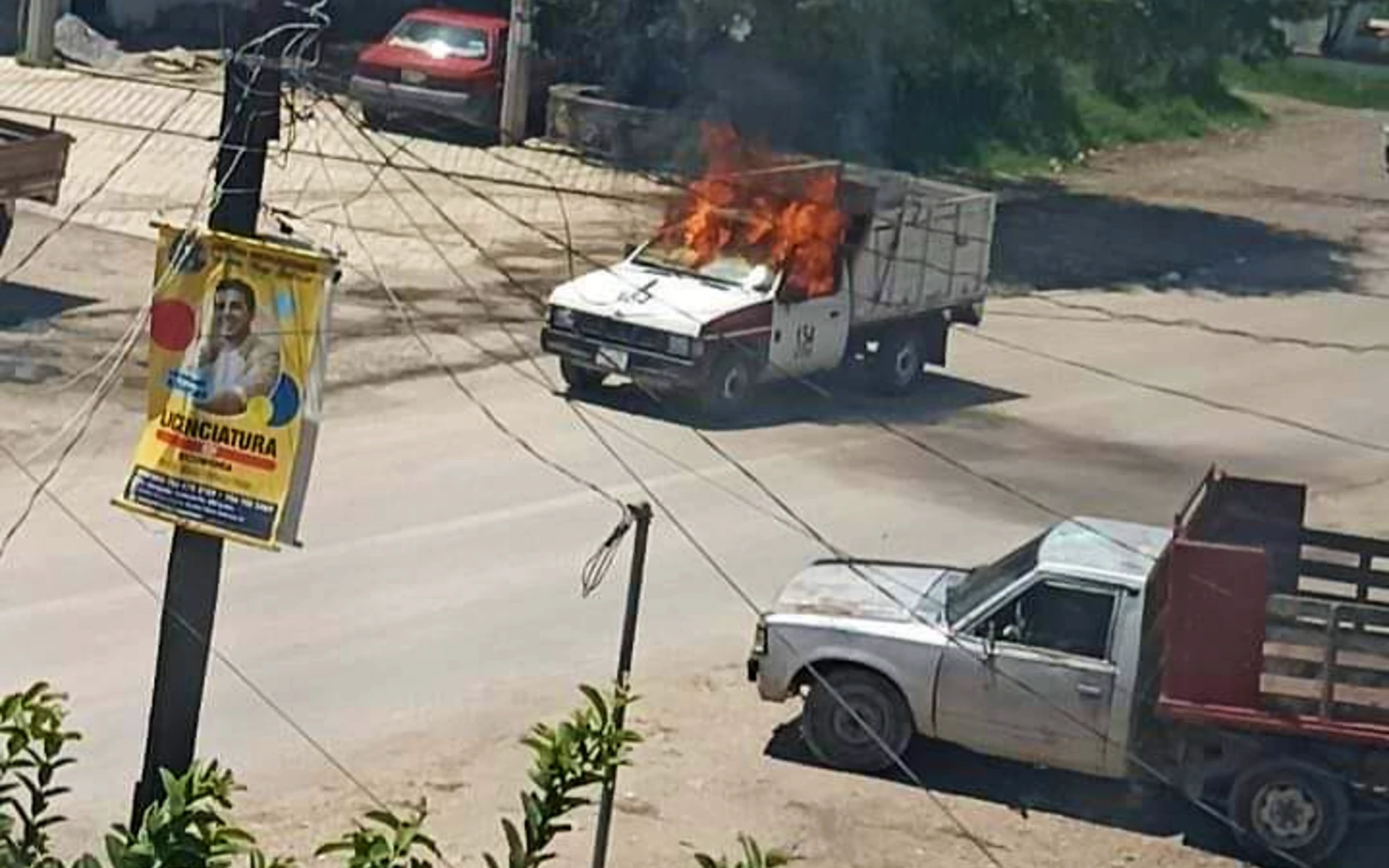 Homicidas queman taxi con el cuerpo del conductor dentro en Tixtla, Guerrero