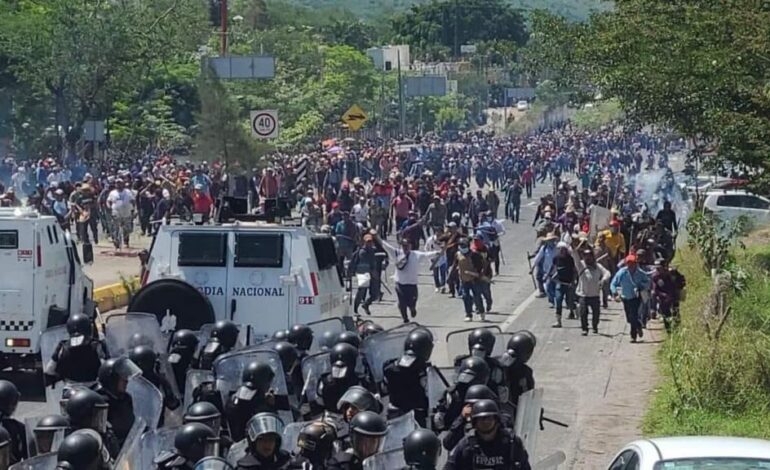 Con marcha violenta y poco genuina, unos 3 mil pobladores de tres municipios de la región Montaña baja demanda obras