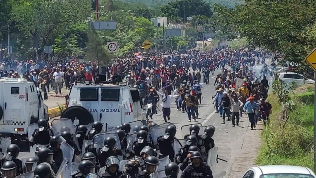 Con marcha violenta y poco genuina, unos 3 mil pobladores de tres municipios de la región Montaña baja demanda obras