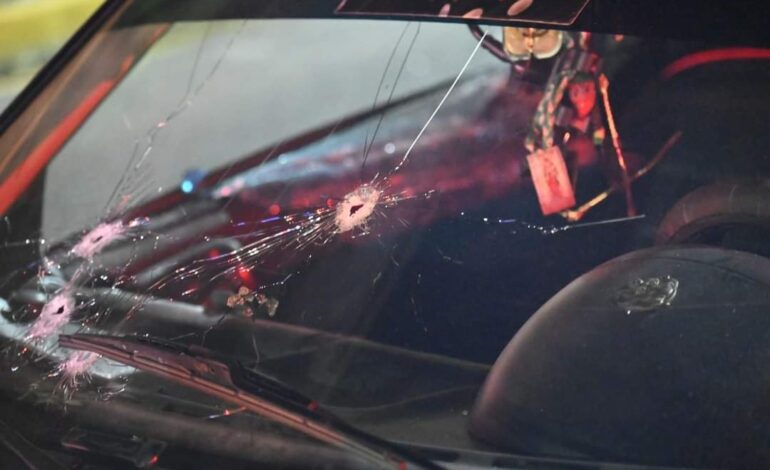 Balean vehículo en vía federal de Acapulco