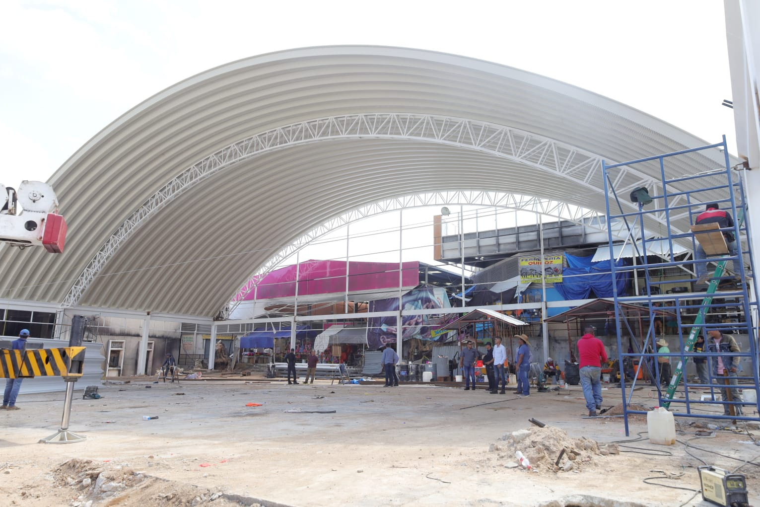 Visita Abelina López Rodríguez a comerciantes afectados por incendio del Mercado Central