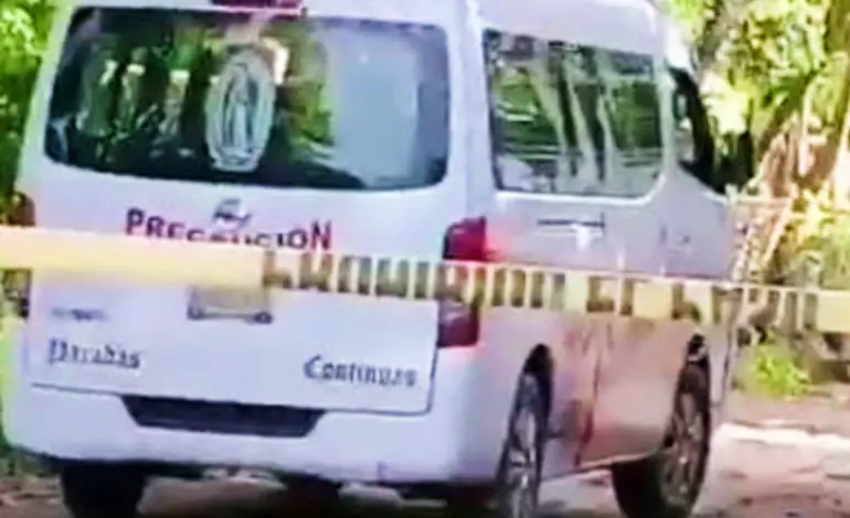 Dejan cadáver en una Urvan en Ciudad Renacimiento