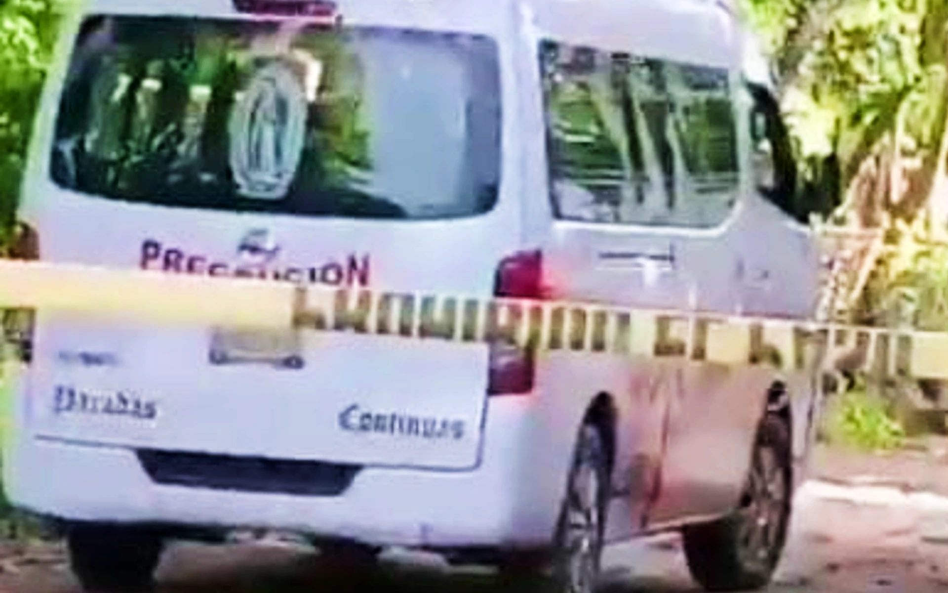 Dejan cadáver en una Urvan en Ciudad Renacimiento