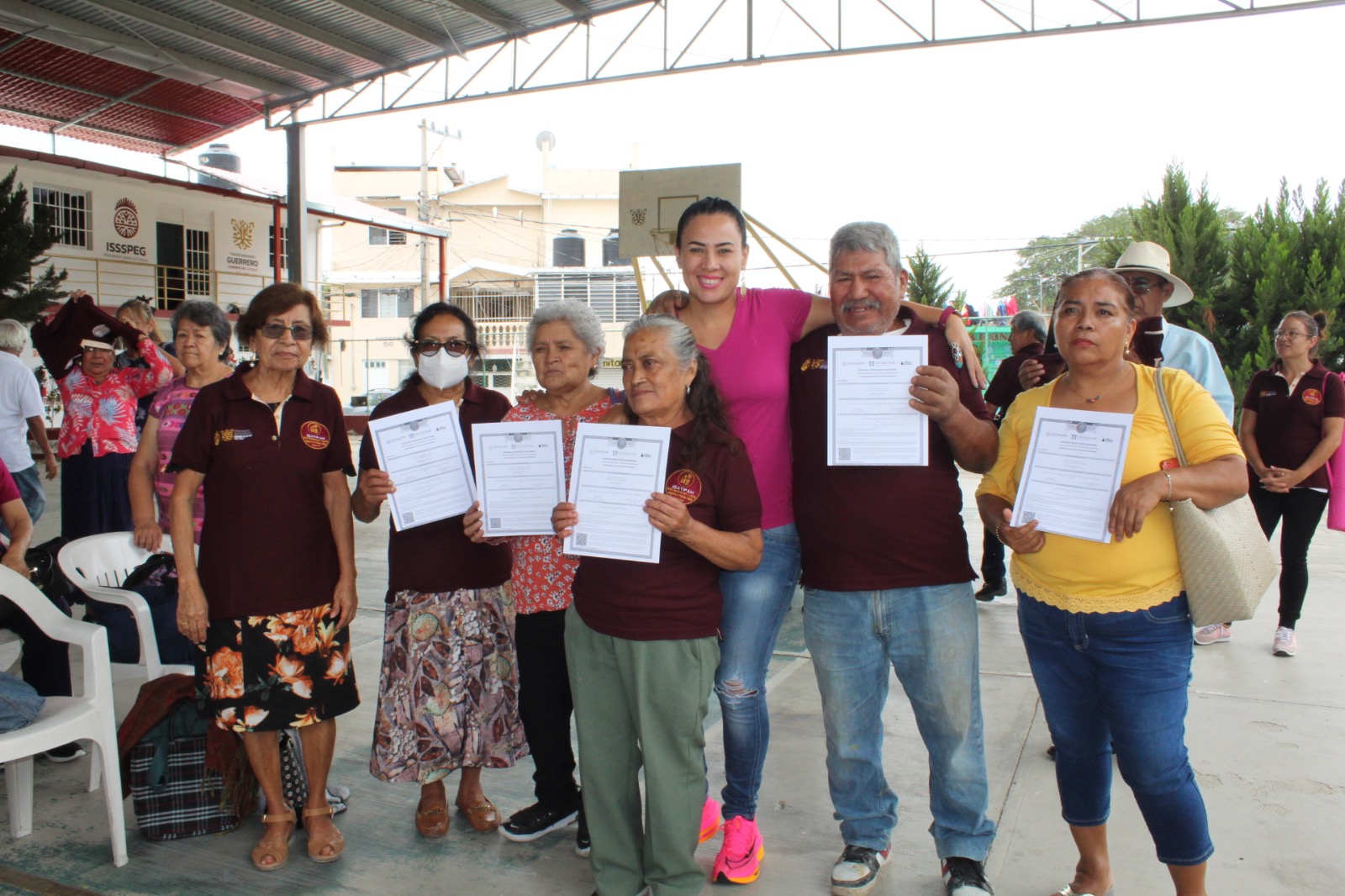 Dota el gobierno de Guerrero de uniformes y equipos de computación a alumnos inscritos al IGATIPAM
