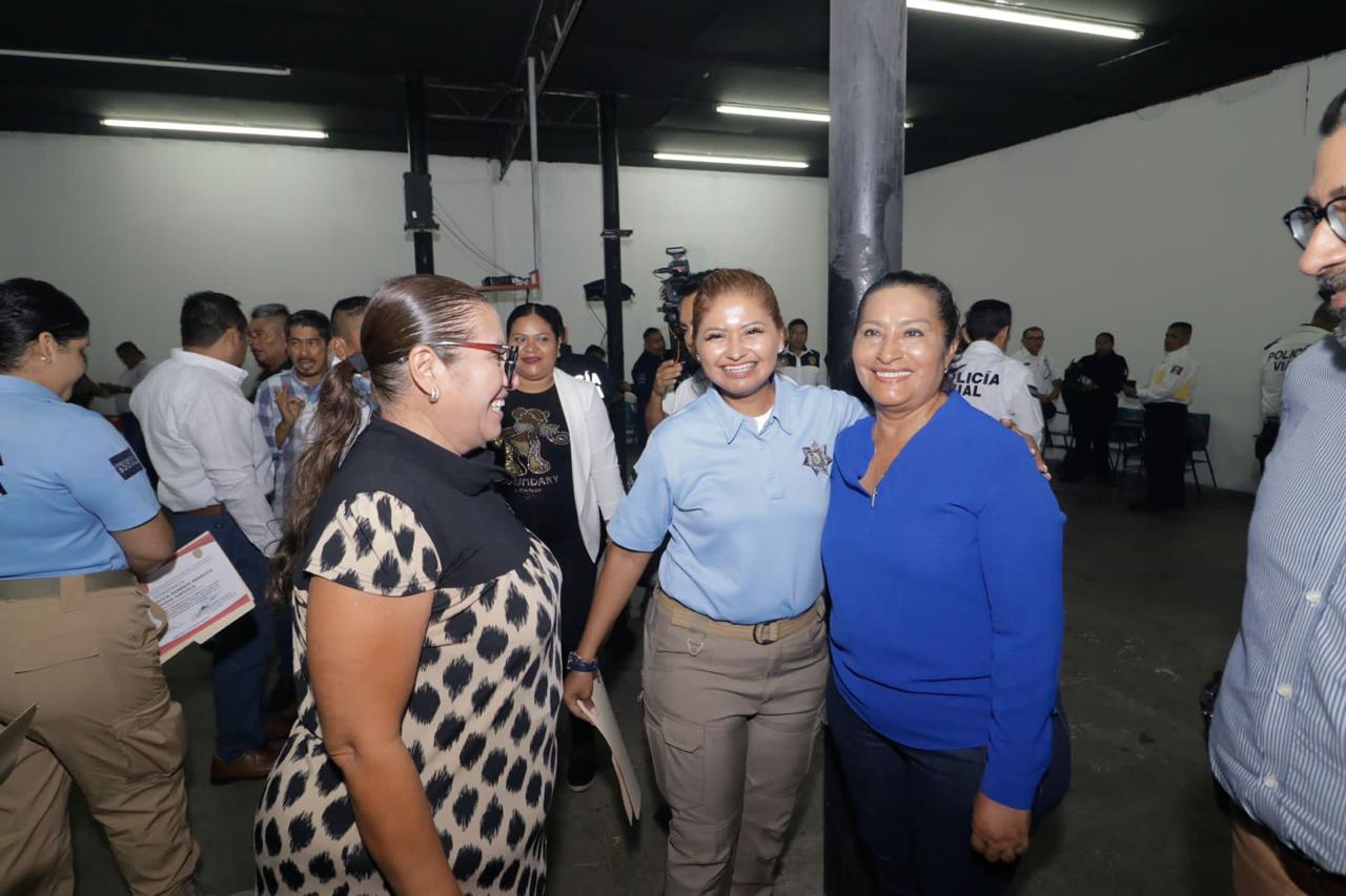 Entrega Abelina López Rodríguez reconocimientos a policías de la Secretaría de Seguridad Pública