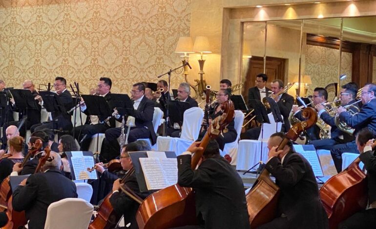 Disfrutan turistas y porteños concierto de la OFA en Acapulco por inicio de Temporada.