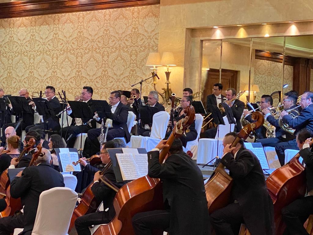Disfrutan turistas y porteños concierto de la OFA en Acapulco por inicio de Temporada.