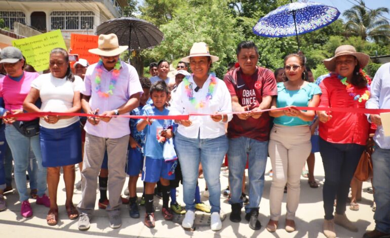 Inaugura la presidenta municipal Abelina López Rodríguez obras en la zona conurbana