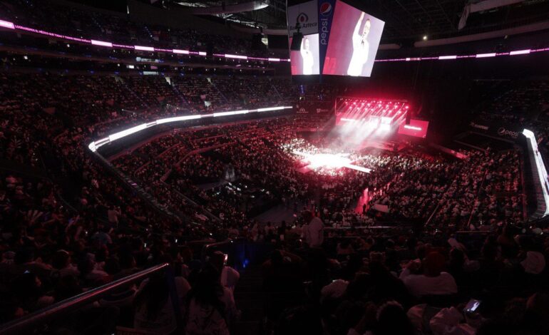 Marcelo Ebrard se compromete a no fallarle a la gente ante una Arena Ciudad de México a reventar