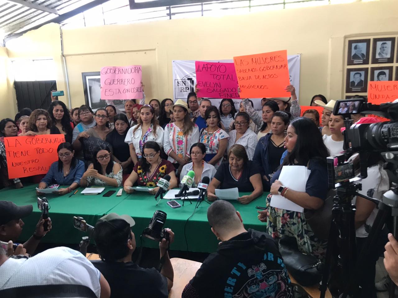 Mujeres de Morena exigen parar ataques contra Evelyn Salgado