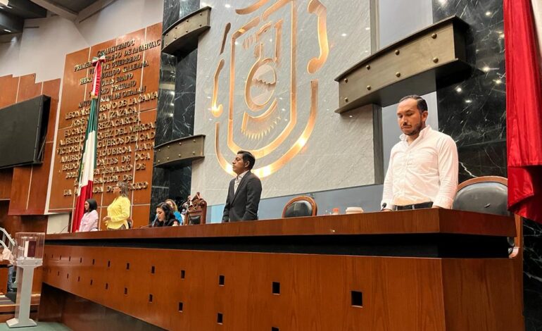 Aprueban inscribir con letras doradas la leyenda 2023, año del Bicentenario del Heroico Colegio Militar, en el salón de sesiones del Congreso