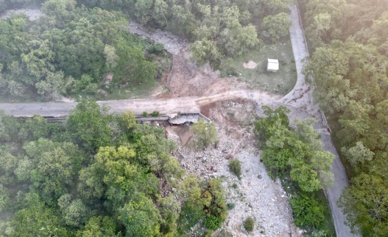Atiende Cicaeg daños por lluvias en el puente vado El Naranjo, en el municipio de Coahuayutla