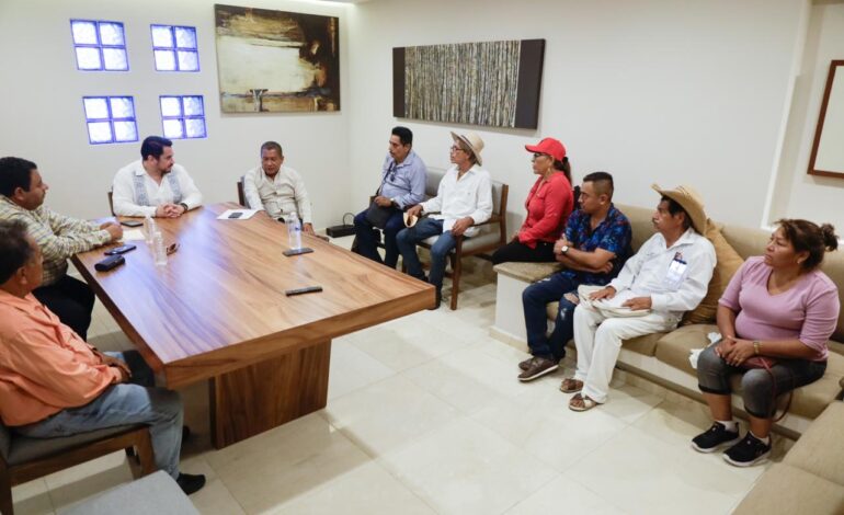 Atiende Secretaría General de Gobierno a campesinos exbraceros que bloqueaban avenidas en Acapulco