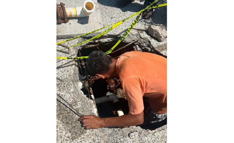 Atiende Gobierno de Abelina López Rodríguez fuga de agua que se presentó a la altura del Asta Bandera