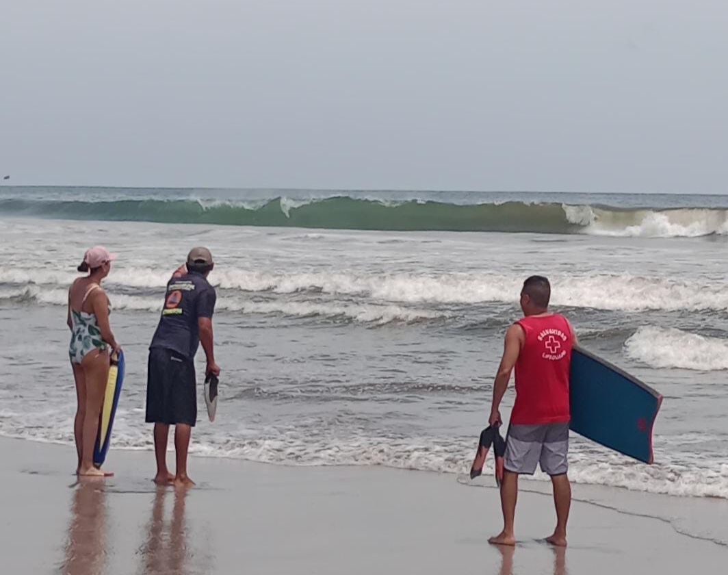 Fenómeno de mar de fondo afecta las costas de Guerrero
