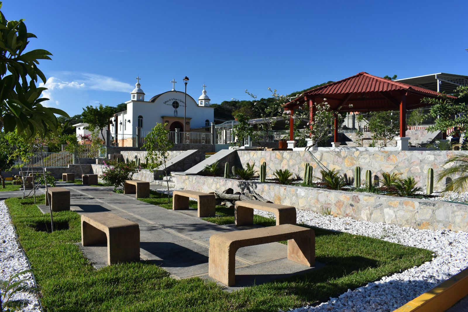 Remodela Minera Media Luna la plaza pública de Real del Limón en Cocula