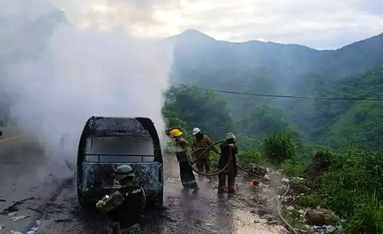 Queman Urvan con todo y chofer en el municipio de Juan R. Escudero, Guerrero