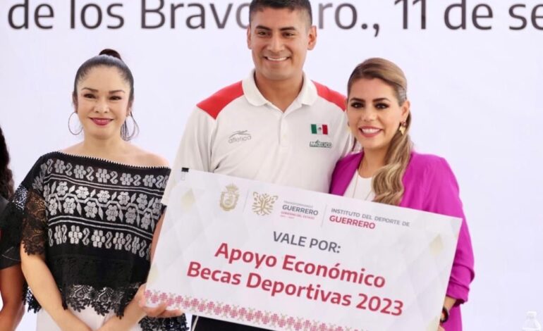 Cumple Evelyn Salgado su palabra y entrega becas a deportistas y entrenadores de Guerrero