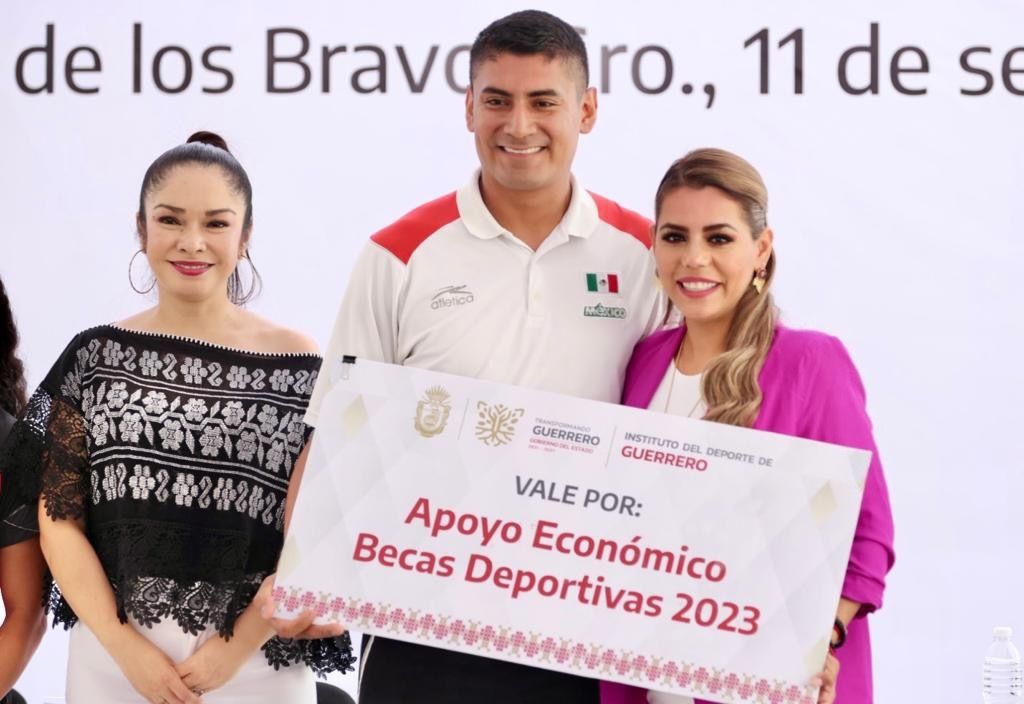 Cumple Evelyn Salgado su palabra y entrega becas a deportistas y entrenadores de Guerrero