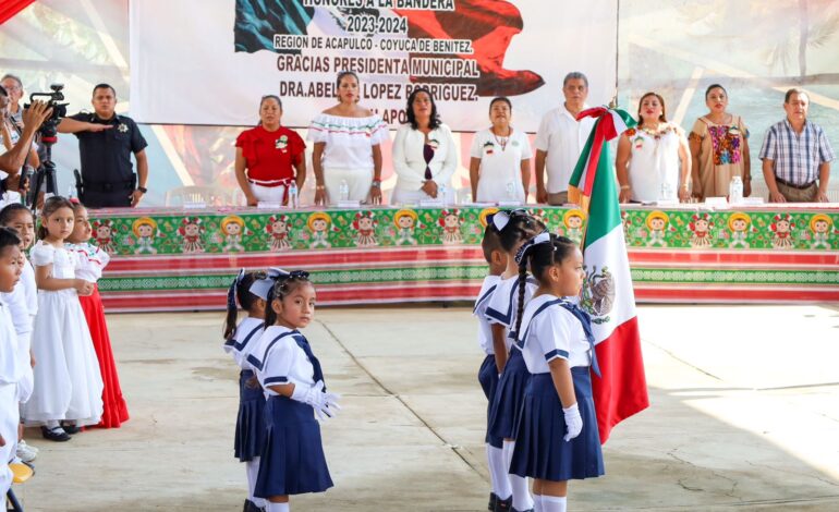 Encabeza Abelina López Rodríguez honores a la bandera