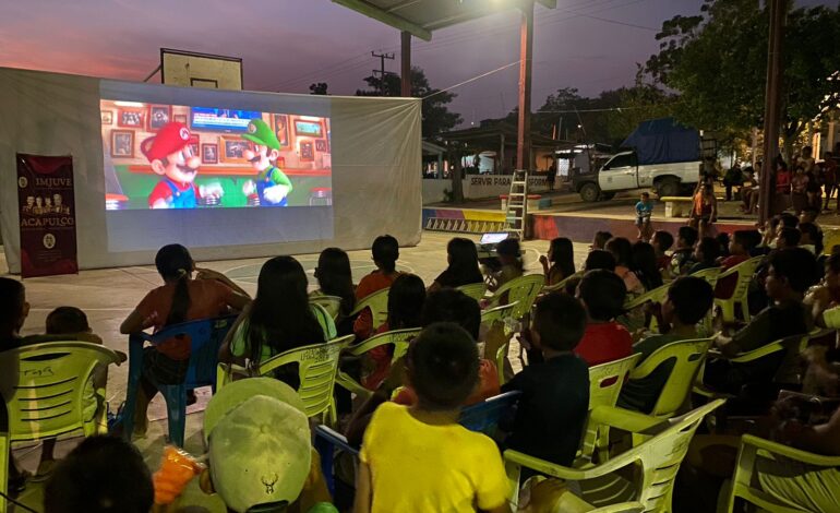 Continúa Gobierno de Abelina López Rodríguez llevando “Cine Móvil” a localidades