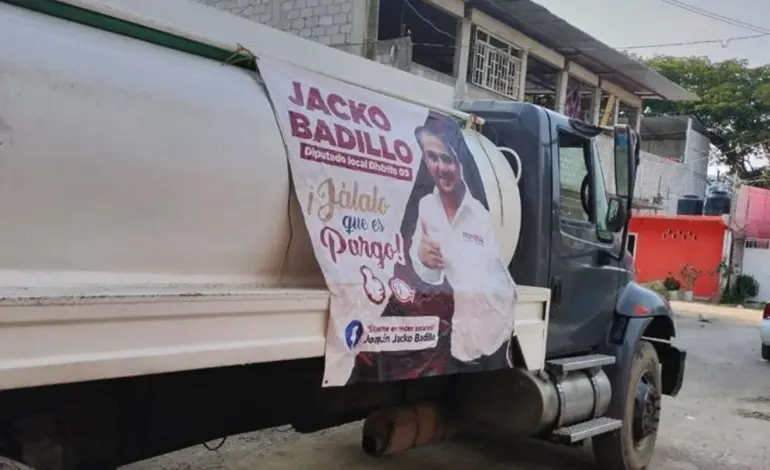 Cumple Jacko Badillo con agua gratis y rehabilitación de alumbrado