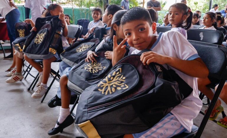 Pone en marcha Liz Salgado el programa «Educando para Transformar» con la entrega de mochilas y útiles escolares