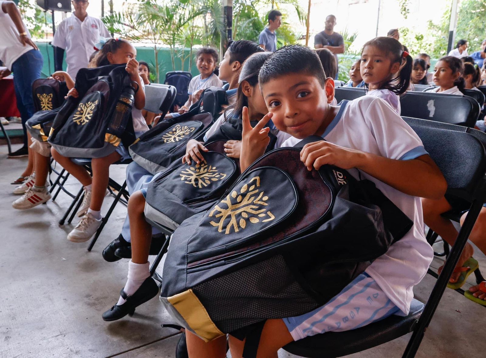 Pone en marcha Liz Salgado el programa «Educando para Transformar» con la entrega de mochilas y útiles escolares