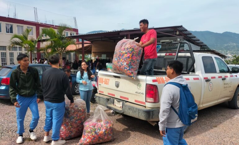 Reúne Minera Media Luna 80 kilogramos de tapitas de plástico y entrega por los niños con cáncer