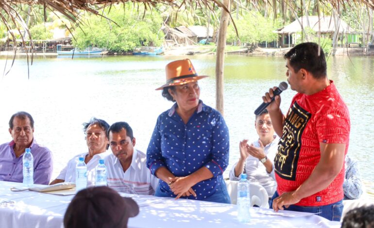 Entrega Abelina López Rodríguez apoyos a restauranteros de la Laguna de Barra Vieja