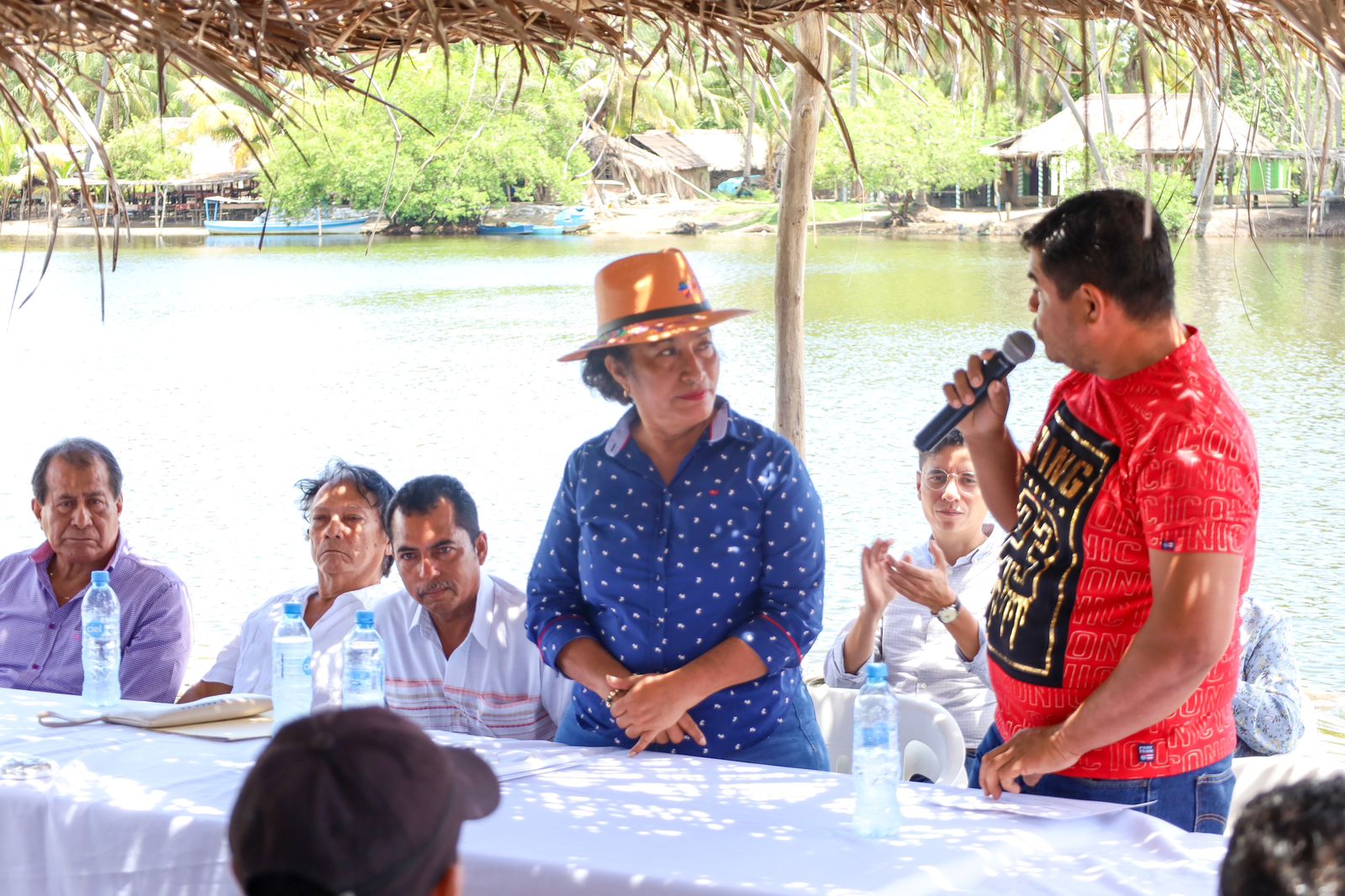 Entrega Abelina López Rodríguez apoyos a restauranteros de la Laguna de Barra Vieja