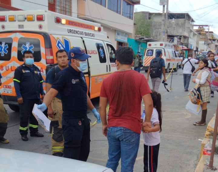 Paramédicos de la Secretaría de Gestión Integral de Riesgos y Protección Civil del Estado brindaron atención a dos menores afectados por gas lacrimógeno