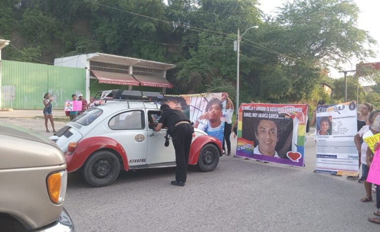 Bloquean amigos y familiares de siete desaparecidos en Acapulco acceso y salida federal