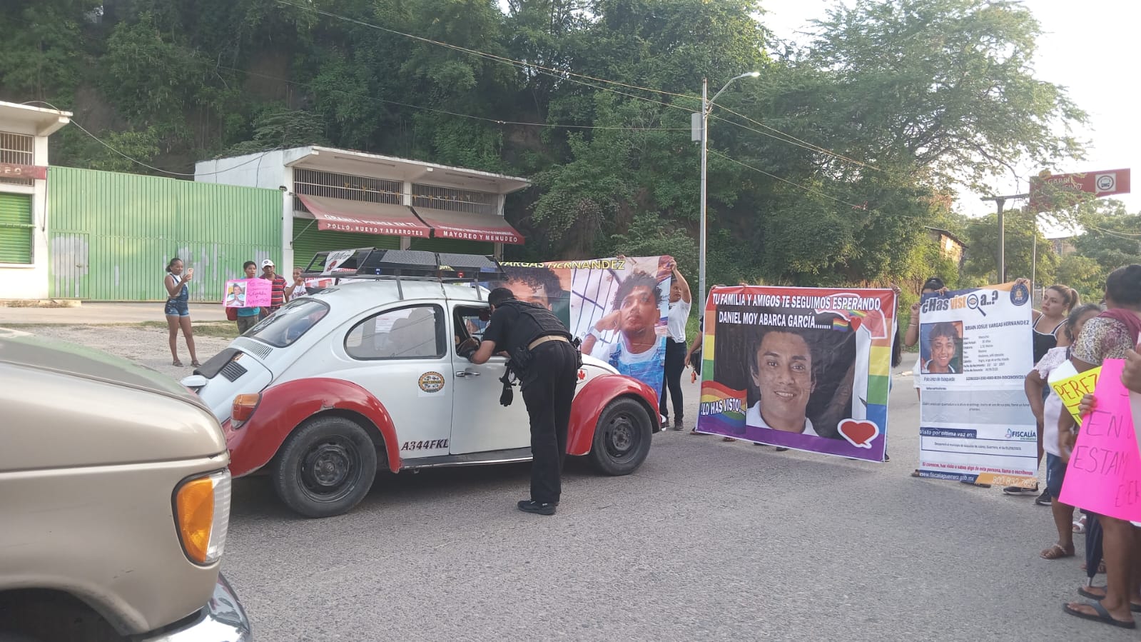 Bloquean amigos y familiares de siete desaparecidos en Acapulco acceso y salida federal