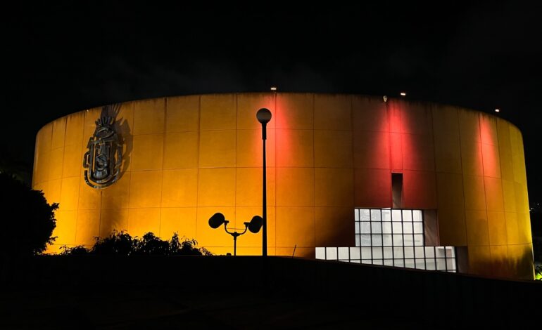 Ilumina en color dorado la sede del Congreso de Guerrero en el mes de la concientización del cáncer infantil