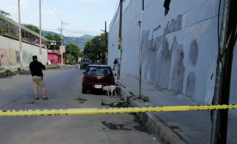Hallan cadáveres de un hombre y una mujer dentro de un vehículo en Acapulco